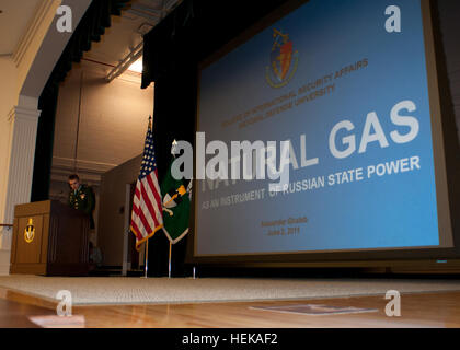 Il cap. Alexander Ghaleb presenta il suo master degree thesis, 'il gas naturale come strumento di Stato russo, Potenza,' per una folla di docenti e studenti dal National Defence University e U.S. Esercito John F. Kennedy Special Warfare Center e Scuola il 2 giugno a Fort Bragg, N.C. Ghaleb è un militare di sostegno Informazioni Operations Officer assegnato a Fort Bragg. NDU awards diplomi di classe inaugurale di ARSOF master candidati 110602-A-GV060-112 Foto Stock