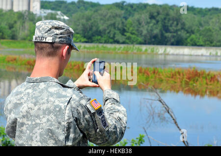 Missouri esercito Guardia Nazionale degli ufficiali di collegamento (LNOs) dalla Task Force 110 ha risposto a una chiamata di un argine al di sopra o possibile culatta sull argine L550, situato ad ovest di Phelps città vicino alla frontiera con il Nebraska. Il LNOs coordinato con le autorità locali durante l'evento. Guardie erano affissi vicino l'argine access come un pubblico precauzioni di sicurezza. In questa foto, Staff Sgt. Derick Moudy fotografie gli attuali livelli di acqua in modo che il confronto può essere effettuato più tardi nella giornata. La Missouri e la Guardia Nazionale continuerà ad assistere le autorità locali nel mantenere i cittadini del Missouri il più sicuro possibile u Foto Stock
