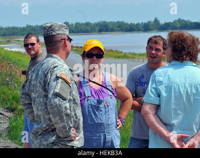 Missouri esercito Guardia Nazionale degli ufficiali di collegamento (LNOs) dalla Task Force 110 ha risposto a una chiamata di un argine al di sopra o possibile culatta sull argine L550, situato ad ovest di Phelps città vicino alla frontiera con il Nebraska. Il LNOs coordinato con le autorità locali durante l'evento. Guardie erano affissi vicino l'argine access come un pubblico precauzioni di sicurezza. In questa foto, Staff Sgt. Kevin Ackley colloqui con le autorità locali dalla contea di Atchison compresi Rhonda Wiley (cappello giallo), direttore nella gestione delle situazioni di emergenza. La Missouri e la Guardia Nazionale continuerà ad assistere le autorità locali nel mantenere il citiz Foto Stock