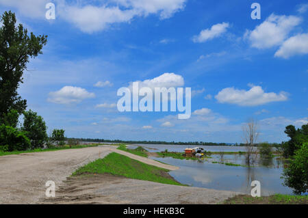 Missouri esercito Guardia Nazionale degli ufficiali di collegamento (LNOs) dalla Task Force 110 ha risposto a una chiamata di un argine al di sopra o possibile culatta sull argine L550, situato ad ovest di Phelps città vicino alla frontiera con il Nebraska. Il LNOs coordinato con le autorità locali durante l'evento. Guardie erano affissi vicino l'argine access come un pubblico precauzioni di sicurezza. La Missouri e la Guardia Nazionale continuerà ad assistere le autorità locali nel mantenere i cittadini del Missouri il più sicuro possibile finché non vengono rilasciati dalle autorità competenti e Gov. Jay Nixon. (U.S. Esercito foto di Sgt. 1. Classe Craig L. Collins, settantesimo MPAD) Mi Foto Stock