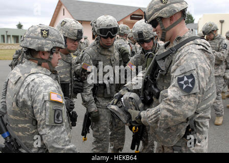 Una squadra di poliziotti militari assegnati alla sede centrale e sede società, 4° Stryker Brigade Combat Team, seconda divisione di fanteria, verificare la loro borsa forense durante un materiale forense raccolta e lo sfruttamento corso Giugno 23 in corrispondenza di un ambiente urbano sito di formazione. MPs treno per preservare le scene del crimine 424440 Foto Stock