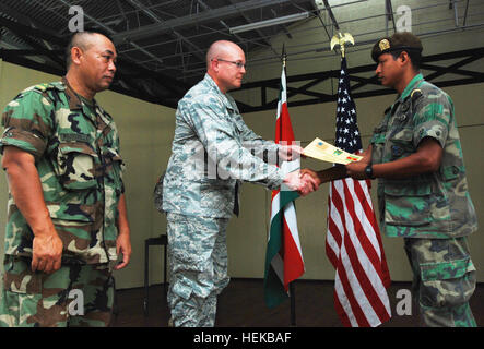 Air Force Lt. Col. John Blackwell (centro), comandante della 820th Expeditionary cavallo rosso squadrone e il Mag. Lesley Nojodipo (sinistra) del Suriname esercito, presentare un certificato di laurea per un Suriname soldato che ha completato con successo le forze di sicurezza allenamento Giugno 29. Il Dakota del Sud esercito nazionale Guard 235th della Polizia Militare Company, da Rapid City, S.D., formati e valutati classe 11-01 su un array di forza di sicurezza tecniche, strategie e procedure durante la Nuovi Orizzonti 2011 esercizio. Nuovi Orizzonti è una cooperativa missione umanitaria tra il Suriname e governo Foto Stock