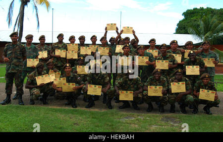 Classe 11-01, un gruppo di soldati dell'esercito Suriname la laurea da parte delle forze di sicurezza formazione, visualizzare i loro diplomi, Giugno 29. Classe 11-01 è stato addestrato dal Sud Dakota esercito nazionale Guard 235th della Polizia Militare Company, da Rapid City, S.D., su un array di forza di sicurezza tecniche, strategie e procedure durante la Nuovi Orizzonti 2011 esercizio. Nuovi Orizzonti è una cooperativa missione umanitaria tra il Suriname e del governo degli Stati Uniti Sud del comando con l obiettivo di contribuire a migliorare la qualità della vita per il popolo del Suriname. Suriname soldi Foto Stock