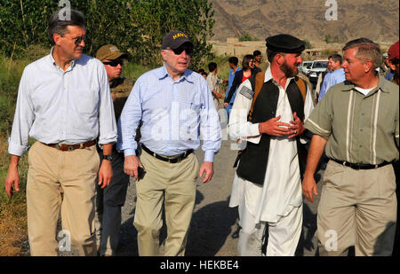 KONAR provincia, Afghanistan - i Senatori John McCain e Lindsey Graham e un seggio senatoriale advisor discutere le operazioni future e piani con un U.S. Forze per le operazioni speciali team leader nel villaggio Mangwel, Khas Konar Distretto, Provincia Konar, 4 luglio. I senatori ha visitato il villaggio di soddisfare con un villaggio sambuco e SOF i membri del team a discutere di corrente e i piani futuri per afghano di polizia locale e al Villaggio Operazioni di stabilità. (U.S. Esercito foto di Sgt. Lizette Hart, XIX Affari pubblici distacco) Senatori visita forze per le operazioni speciali i soldati in Afghanistan orientale 423823 Foto Stock