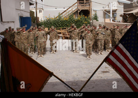 A Kandahar, Afghanistan (8 luglio) - soldati del 552nd Polizia Militare Azienda e 58th MP Co. rendere onore a la nazione in un trasferimento di autorità cerimonia il 8 luglio presso il Camp Nathan Smith. Il 552nd MP Co. trasferito alla 58th MP Co. (U.S. Esercito foto di Sgt. Ruth pagana, 2° Brigata Team di combattimento, 4a divisione di fanteria, PAO) onori 110708-A-VX278-003 Foto Stock