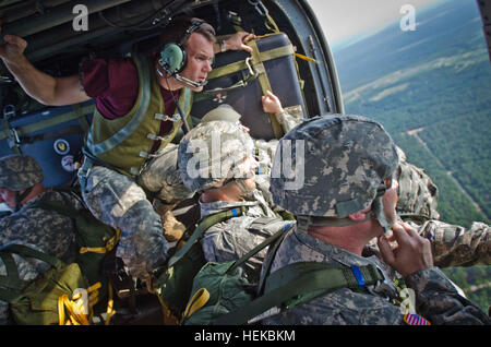 Il personale Sgt. Brandon Lantz, Jump Master, controlla il San semplice Eglise zone di caduta da un UH-60 Blackhawk il 12 luglio 2011. Lantz è con gli Stati Uniti Esercito degli affari civili e le operazioni psicologiche il comando (Airborne) e sta aiutando i paracadutisti del treno dal Regno Unito il 4° Reggimento paracadutisti in una intensa formazione di due settimane serie prima della loro distribuzione per provincia di Helmand, Afghanistan. Esercito britannico riserva paracadutisti treno con controparti USA in preparazione per l'Afghanistan 428195 Distribuzione Foto Stock