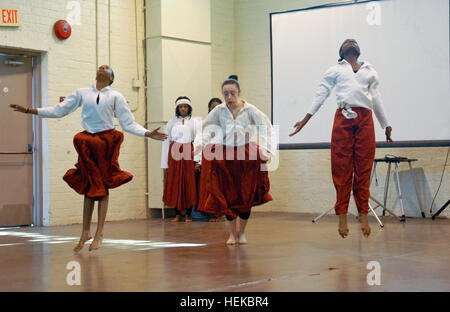 Ballerini da Lula Washington Dance Theatre, eseguire per il 311th Expeditionary supporto comando (posteriore), in osservanza della storia nero al mese, a ovest di Los Angeles, California. Il 10 febbraio, 2013. Storia nero rispetto attraverso la danza 130210-A-GT718-002 Foto Stock