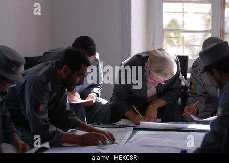 Provincia PARWAN, Afghanistan - il capo della polizia locale e il gruppo dell'Afghanistan agenti di polizia nazionali prendere una mappa test di lettura durante la fase di immersione di formazione con membri del 410 Polizia Militare Company, Ottobre 12. La formazione di immersione aiuterà a preparare l ANP per l applicazione della legge attività fornendo loro mani realistica per la formazione da parte delle guide con le competenze e lo sfondo in applicazione della legge. "Le nostre speranze che al completamento della formazione di immersione L ANP sarà visto dalla popolazione come una forza professionale che fornisce la sicurezza per i cittadini dell'Afghanistan" detto Mas Foto Stock