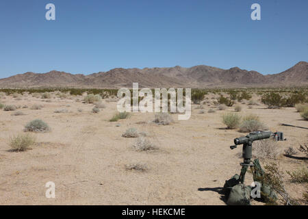 Un campo scout per raccontare la M-777 A2 Weapon System la gamma e la distanza target si siede nel deserto di Mojave come una precisione strumento di misurazione. Il 1-37th Campo di artiglieria sui piani di cottura di una molto rara round denominato Excalibur, sulla Fort Irwin, California, il 19 agosto 2011. (U.S. Esercito foto di Spc. Jennifer Grier / rilasciato) riprese di una rara round 485629 Foto Stock