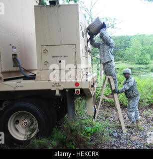 I soldati della 326Quartermaster Company, New Castle, Pa., carburante un generatore durante il Quartermaster liquido di esercizio di logistica a Fort A.P. Hill il 12 giugno 2014. QLLEX 2014 è un forze congiunte esercizio dove 64 unità in otto posizioni tra Stati Uniti continentali, offrirà più di 3,25 milioni di galloni di petrolio e produce 479,000 galloni di acqua. (US Army foto di Spc. Atori ese/RILASCIATO) QLLEX 2014, l'acqua sito di purificazione del 326Quartermaster Company da New Castle, Pa. 140612-A-NA123-065 Foto Stock