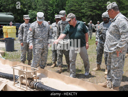 Il Mag. Gen. David W. Puster, comandante generale della formazione 84a comando, Fort Knox, Ky., colloqui con un dipendente dal Dipartimento della Difesa e soldati il 624th Quartermaster Company, di Michigan City, Ind. e 439th Quartermaster Company, Middletwon, Connecticut, durante il Quartermaster liquido di esercizio di logistica a Fort A.P. Hill, Virginia, il 13 giugno 2014. QLLEX 2014 è un forze congiunte esercizio dove 64 unità in otto posizioni tra Stati Uniti continentali, offrirà più di 3,25 milioni di galloni di petrolio e produce 479,000 galloni di acqua. (U.S. Esercito foto di Spc. Nicole Paes Foto Stock