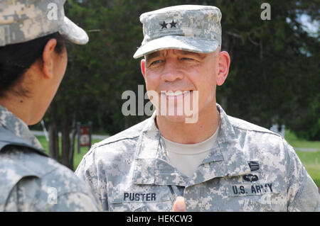 Primo Lt. Naomy Santiago interviste Il Mag. Gen. David W. Puster, comandante generale della formazione 84a comando, Fort Knox, Ky., durante il Quartermaster liquido di esercizio di logistica a Fort A.P. Hill il 13 giugno 2014. QLLEX 2014 è un forze congiunte esercizio dove 64 unità in otto posizioni tra Stati Uniti continentali, offrirà più di 3,25 milioni di galloni di petrolio e produce 479,000 galloni di acqua. (US Army foto di Spc. Nicole Paese/RILASCIATO) QLLEX 2014, il Mag. Gen. David W. Puster 140613-A-A184-679 Foto Stock