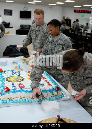 Soldati con la seconda "Dagger" consigliare e assistere brigata, 1a divisione di fanteria, Stati Uniti Division - Centro di tagliare la torta durante una parità delle donne Day celebrazione a Camp Liberty, Iraq, Agosto 26, 2011. L'evento, frequentato da soldati provenienti da tutta USD-C, compresi molti dalla brigata di pugnale e featured aneddoti da USD-C i soldati a influenti dirigenti di sesso femminile che hanno incontrato nella loro carriera, così come un video per celebrare il contributo delle donne ai militari. %%%%%%%%E2%%%%%%%%80%%%%%%%%98pugnale%%%%%%%%E2%%%%%%%%80%%%%%%%%99 brigata, Stati Uniti divisione %%%%%%%%E2%%%%%%%%80% Foto Stock