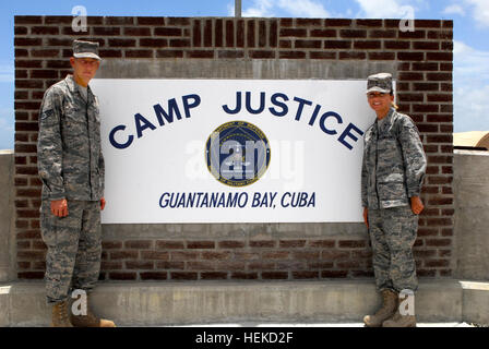 Air Force Staff Sgt. Guy Conley e Air Force Senior Airman Natascia Conley, entrambi schierati con il 474th Expeditionary Ingegneria Civile squadrone a sostegno della Joint Task Force Guantanamo, posano per una foto a Camp giustizia, 7 luglio. La Conley sono implementati insieme come una coppia di coniugi e sono state sposate per sette anni. JTF Guantanamo conduce al sicuro, umano, legale e trasparente di cura e custodia dei detenuti, compresi quelli condannati dalla commissione militare e quelli ordinati rilasciato da un tribunale. La JTF conduce la raccolta di intelligence, analisi e diffusione per la protezione di dettaglio Foto Stock