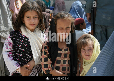 A Kandahar, Afghanistan (Agosto 29) - giovani ragazze afgane attendere pazientemente con le loro famiglie nella speranza di ricevere cibo ad una assistenza umanitaria caduta alimentare sponsorizzato da AUP militari di polizia sotto la stazione 4 e i soldati della cinquantottesima Polizia Militare Company, attaccato al 2° Brigata Team di combattimento, 4a divisione di fanteria, e il agosto 29. La caduta di HA era previsto per la fine del Ramazan al fine di assistere le persone della comunità celebrare Eid. (U.S. Esercito Foto di Spc. Aprile York, seconda BCT, quarto Inf. Div., PAO) attesa 110829-A-QO451-004 Foto Stock