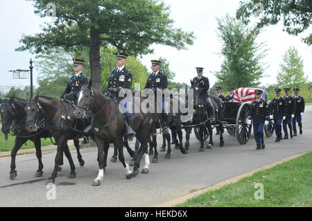 Uno scrigno di team segue i soldati della terza U.S. Reggimento di Fanteria (la vecchia guardia) cassettone plotone, prima di un funerale nella sezione 54, nelle pagine precedenti di questo mese presso il Cimitero Nazionale di Arlington, Virginia i soldati e i cavalli del cassettone plotone hanno l'onore di scortare i resti di elementi di servizio in ANC per l' ultima volta in cui sono previste per il resto con altri onorato gli uomini e le donne dei militari. Il 3° Reggimento di Fanteria (la vecchia guardia) cassettone plotone 453644 Foto Stock