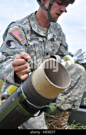 Soldati di Lynchburg-base 1° Battaglione, 116Reggimento di Fanteria, 116vigili del Team di combattimento fire 120 mm colpi di mortaio sett. 20 durante la formazione annuale a Fort Pickett. L'aiutante generale della Virginia, il Mag. Gen. Daniel E. Long Jr., pagato le truppe una visita durante il fuoco della missione. 1-116th mettere malte su target 110920-A--643 Foto Stock