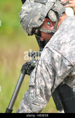 Soldati di Lynchburg-base 1° Battaglione, 116Reggimento di Fanteria, 116vigili del Team di combattimento fire 120 mm colpi di mortaio sett. 20 durante la formazione annuale a Fort Pickett. L'aiutante generale della Virginia, il Mag. Gen. Daniel E. Long Jr., pagato le truppe una visita durante il fuoco della missione. 1-116th mettere malte su target 110920-A--666 Foto Stock