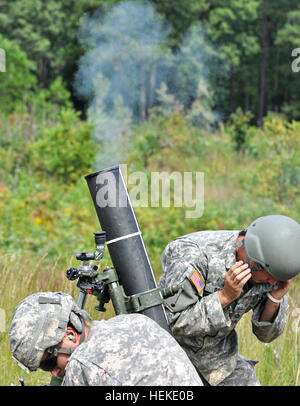 Soldati di Lynchburg-base 1° Battaglione, 116Reggimento di Fanteria, 116vigili del Team di combattimento fire 120mm colpi di mortaio, Sett. 20, durante la formazione annuale a Fort Pickett. L'aiutante generale della Virginia, il Mag. Gen. Daniel E. Long Jr., pagato le truppe una visita durante il fuoco della missione. 1-116th mettere malte su target 110920-A--718 Foto Stock