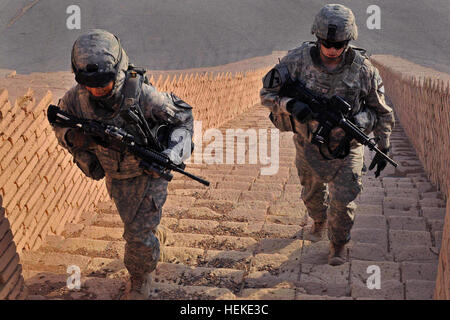 Cpl. Kristine Tejeda e PFC. Thomas Adgate, sede batteria, 2° Battaglione, ottantaduesima campo reggimento di artiglieria, 3a consigliare e assistere brigata, 1a divisione di cavalleria, o Task Force drago di acciaio, salire le scale della Ziggurat di Ur per fornire protezione per un tour della città antica in Dhi Qar, Sett. 24. Soldati del drago di acciaio hanno garantito la sicurezza per più di 20 tour della città antica di Ur dal dicembre 2010. Flickr - STATI UNITI Esercito - Stair sentinelle Foto Stock