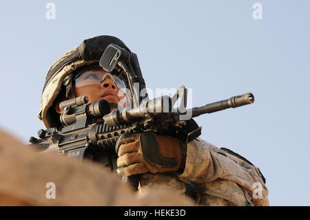 Cpl. Kristine Tejada, da Oakland, in California, un comandante del carrello per il primo plotone, sede superiore batteria, Task Force campo 2-82 reggimento di artiglieria, fornisce la sicurezza all'antica Ziggurat di Ur, Iraq, Sett. 24, 2011. TF 2-82 è una delle ultime unità che fornisce la sicurezza per le forze USA visitando il sito, una missione che diminuisce con la reposturing delle forze statunitensi in Iraq. Flickr - STATI UNITI Esercito - sicurezza del sito Foto Stock