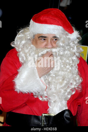 La Staten Island, NY, STATI UNITI D'AMERICA. Xxi Dec, 2016. Vincent Pastore vestiti da Babbo Natale durante i bambini contro il cancro Toy Drive a Staten Island deposito autobus nella città di New York il 21 dicembre 2016. © Dennis Van Tine/media/punzone Alamy Live News Foto Stock