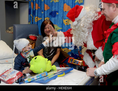 La Staten Island, NY, STATI UNITI D'AMERICA. Xxi Dec, 2016. Vincent Pastore vestiti da Babbo Natale durante i bambini contro il cancro Toy Drive a Staten Island deposito autobus nella città di New York il 21 dicembre 2016. © Dennis Van Tine/media/punzone Alamy Live News Foto Stock