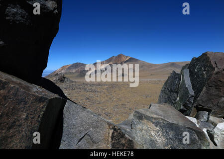 White Mountains, California, Stati Uniti d'America. 23 Sep, 2016. Il vertice della montagna bianca picco come visto da sperone di roccia sulla strada di accesso. Le White Mountains della California e Nevada sono un guasto triangolare-blocco gamma di montagna rivolto verso la Sierra Nevada in tutta la tomaia Owens Valley. La sua casa per le antiche Bristlecone foresta di pini (Pinus longaeva). Il punto più alto della gamma è bianco picco di montagna, che a 14,252 ft (4,344 m), la vetta più alta in Mono County e la terza vetta più alta in California. Questo picco è in realtà un vulcano estinto in aumento di circa 1.600 ft (490 m) al di sopra della superficie di plateau. Foto Stock