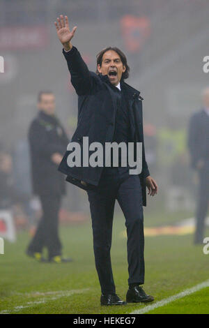 Milano, Italia. Xxi Dec, 2016. Simone INZAGHI, allenatore della SS Lazio, gesti durante la serie di una partita di calcio tra FC Internazionale e SS Lazio. FC Internazionale vince 3-0 su SS Lazio. Credito: Nicolò Campo/Alamy Live News Foto Stock