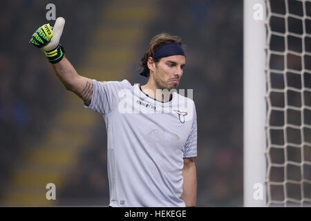 Milano, Italia. Xxi Dec, 2016. Federico Marchetti di SS Lazio gesti durante la serie di una partita di calcio tra FC Internazionale e SS Lazio. FC Internazionale vince 3-0 su SS Lazio. Credito: Nicolò Campo/Alamy Live News Foto Stock