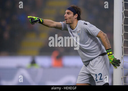 Milano, Italia. Xxi Dec, 2016. Federico Marchetti di SS Lazio gesti durante la serie di una partita di calcio tra FC Internazionale e SS Lazio. FC Internazionale vince 3-0 su SS Lazio. Credito: Nicolò Campo/Alamy Live News Foto Stock