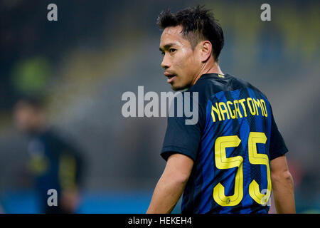 Milano, Italia. Xxi Dec, 2016. Yuto Nagatomo di FC Internazionale guarda su durante la serie di una partita di calcio tra FC Internazionale e SS Lazio. FC Internazionale vince 3-0 su SS Lazio. Credito: Nicolò Campo/Alamy Live News Foto Stock