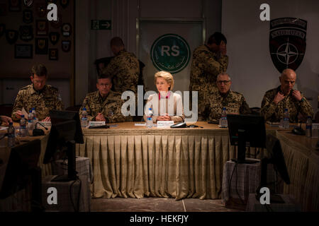 Masarè-i-Sharif, Afghanistan. 22 Dic, 2016. L-R: Il capo del personale di TACC - nord, Bjorn Schulz, il comandante di TACC - nord, Andre Bodemann, il ministro tedesco della difesa, Ursula von der Leyen (CDU), il Vice ispettore generale delle forze armate tedesche Markus Kneip, e il capo del personale per il funzionamento sostegno deciso a Camp Marmal in Masarè-i-Sharif, Afghanistan, 22 dicembre 2016. Il Ministro tedesco von der Leyen era in Afghanistan per la tradizionale visita natalizia di truppe. Foto: Gregor Fischer/Piscina/dpa/Alamy Live News Foto Stock