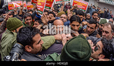 Srinagar, Jammu e Kashmir in India. 22 Dic, 2016. Il governo indiano le forze trascinare e detenere, Ingegnere Sheikh Abdul Rashid un uomo politico indiano e membro dell'Assemblea Legislativa (MLA) e patrono della Awami Ithaad partito, un pro-Indian partito politico, durante una manifestazione di protesta contro l'India la proposta di consentire ai rifugiati provenienti da ovest del Pakistan a stabilirsi nella regione contesa del Jammu e Kashmir su dicembre 22, 2016 a Srinagar, la capitale estiva di Indiano Kashmir amministrato, India. Credito: ZUMA Press, Inc./Alamy Live News Foto Stock