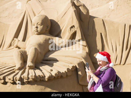 Presepe scena sabbia scupture sulla spiaggia di Las Canteras a Las Palmas, Gran Canaria Foto Stock