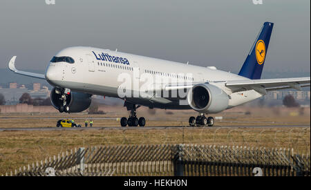 Stuttgart, Germania. 22 Dic, 2016. Il nuovo Airbus A350-900 (D-SISTEMA AIXUN) azionato dall'aviazione tedesca preoccupazione Lufthansa decolla dall'aeroporto di Stoccarda, Germania, 22 dicembre 2016. Foto: Christoph Schmidt/dpa/Alamy Live News Foto Stock