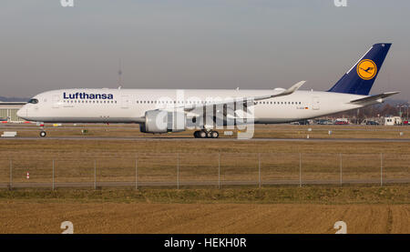 Stuttgart, Germania. 22 Dic, 2016. Il nuovo Airbus A350-900 (D-SISTEMA AIXUN) azionato dall'aviazione tedesca preoccupazione Lufthansa decolla dall'aeroporto di Stoccarda, Germania, 22 dicembre 2016. Foto: Christoph Schmidt/dpa/Alamy Live News Foto Stock