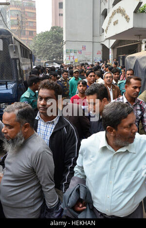 Dacca in Bangladesh. 22 Dic, 2016. Bangladesh scortati dalla polizia sette funzionari di Biman Bangladesh Airlines verso il Metropolitan Magistrate court come sospetti in un caso archiviato su atterraggio di emergenza di un volo di Biman portante il Primo Ministro Sheikh Hasina a Budapest il 27 novembre a Dhaka. Bangladesh. Il 22 dicembre 2016 un tribunale di Dhaka posto sette funzionari di Biman Bangladesh Airlines su sette-giorno remand ciascuno in collegamento con il caso archiviato sulla disfunzione tecnica del Primo Ministro Sheikh Hasina del volo. Credito: Mamunur Rashid/Alamy Live News Foto Stock