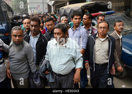 Dacca in Bangladesh. 22 Dic, 2016. Bangladesh scortati dalla polizia sette funzionari di Biman Bangladesh Airlines verso il Metropolitan Magistrate court come sospetti in un caso archiviato su atterraggio di emergenza di un volo di Biman portante il Primo Ministro Sheikh Hasina a Budapest il 27 novembre a Dhaka. Bangladesh. Il 22 dicembre 2016 un tribunale di Dhaka posto sette funzionari di Biman Bangladesh Airlines su sette-giorno remand ciascuno in collegamento con il caso archiviato sulla disfunzione tecnica del Primo Ministro Sheikh Hasina del volo. Credito: Mamunur Rashid/Alamy Live News Foto Stock