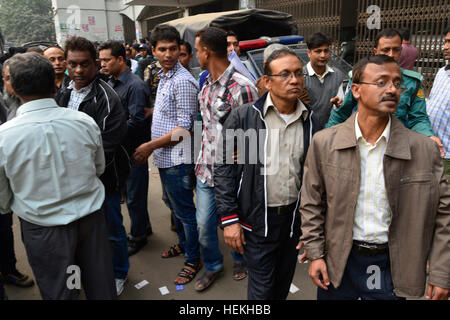 Dacca in Bangladesh. 22 Dic, 2016. Bangladesh scortati dalla polizia sette funzionari di Biman Bangladesh Airlines verso il Metropolitan Magistrate court come sospetti in un caso archiviato su atterraggio di emergenza di un volo di Biman portante il Primo Ministro Sheikh Hasina a Budapest il 27 novembre a Dhaka. Bangladesh. Il 22 dicembre 2016 un tribunale di Dhaka posto sette funzionari di Biman Bangladesh Airlines su sette-giorno remand ciascuno in collegamento con il caso archiviato sulla disfunzione tecnica del Primo Ministro Sheikh Hasina del volo. Credito: Mamunur Rashid/Alamy Live News Foto Stock