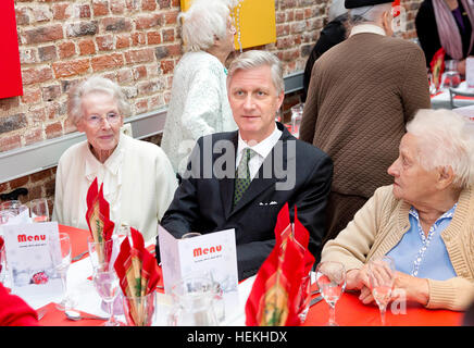 Bruxelles, Belgio. 22 Dic, 2016. Filip re del Belgio paga un Natale visita all'associazione Buurtwerk Chambery a Bruxelles il 22 dicembre 2016. Credito: dpa picture alliance/Alamy Live News Foto Stock