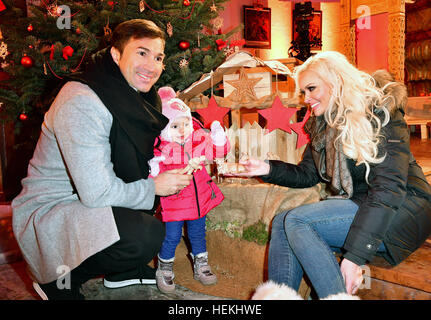 Star televisiva Daniela Katzenberger, suo marito Lucas Cordalis, e la figlia Sophia ridere nella cappella a Schloss Prielau in Zell am See, Austria, 22 dicembre 2016. Il giovane si sta preparando per la celebrazione della Messa di Natale 'Daniela und Lucas - das Weihnachtsfest Live, ' che può essere visto il 24 dicembre 2016 su RTL II. Foto: Ursula Düren/dpa Foto Stock