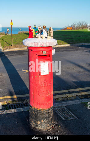 Herne Bay, Kent, Regno Unito. 22 Dic, 2016. Molte delle caselle di posta in Herne Bay sono state sormontato da caratteri di maglia con un tema natalizio come questo presepe su Beacon Hill. Il topper sono opera di un locale gruppo di tessitura denominata "Herne Bay accogliente equipaggio' © Paul Martin/Alamy Live News Foto Stock