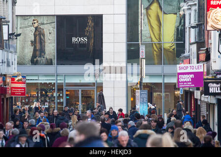 Liverpool ONE e Merseyside, Regno Unito. 22 DIC 2016: Natale gli acquirenti non erano in vigore al 'Liverpool One' shopping. Con temperature invernali miti e le feste a pochi giorni di distanza, savvy shoppers ha preso pieno vantaggio di acquistare la loro vendita doni in questa sistemazione di area di Liverpool. © Cernan Elias/Alamy Live News Foto Stock