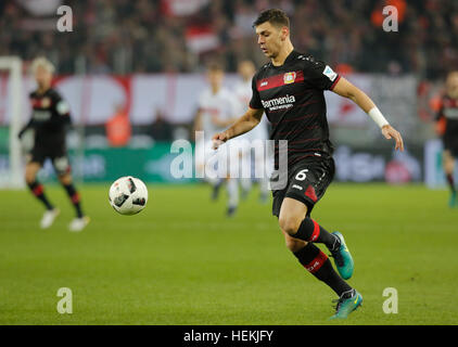 Colonia, Germania. Xxi Dec, 2016. Bundesliga giornata 16, 1. FC Koeln - Bayer Leverkusen: Aleksandar Dragovic (Leverkusen) controlla la sfera. © Juergen schwarz/Alamy Live News Foto Stock