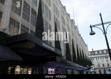 Londra, Regno Unito. 22 Dic, 2016. Last minute Christmas Shopper nel West End di Londra © Keith Larby/Alamy Live News Foto Stock