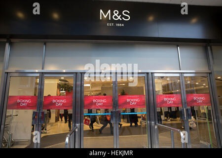 Londra, Regno Unito. 22 Dic, 2016. La Marks & Spencer store annuncia il boxing day in vendita in Oxford Street London © Keith Larby/Alamy Live News Foto Stock