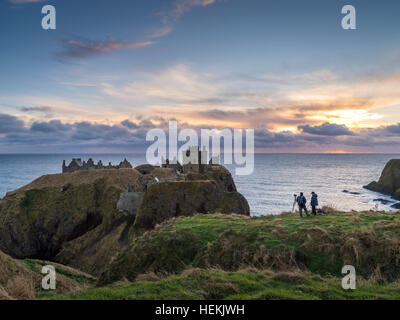 Due fotografi catturare un inverno alba sopra il castello di Dunnottar, vicino a Stonehaven nel nord est della Scozia Foto Stock