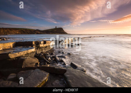 Kimmeridge Bay, Dorset, Regno Unito. Il 22 dicembre 2016. Regno Unito Meteo. Luce calda del sole bagna il paesaggio durante il tramonto a Kimmeridge Bay su Jurassic Coast di Dorset sulla calma dicembre pomeriggio guardando verso Clavell torre che si trova sulla scogliera sopra la baia. Immagine: Graham Hunt/Alamy Live News Foto Stock