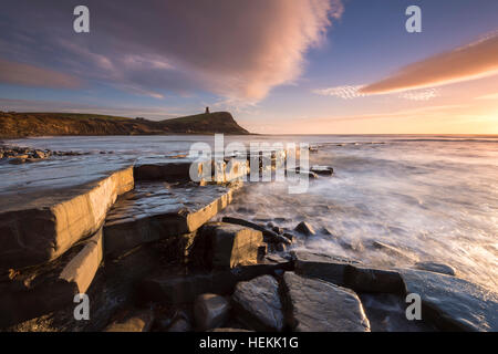 Kimmeridge Bay, Dorset, Regno Unito. Il 22 dicembre 2016. Regno Unito Meteo. Luce calda del sole bagna il paesaggio durante il tramonto a Kimmeridge Bay su Jurassic Coast di Dorset sulla calma dicembre pomeriggio guardando verso Clavell torre che si trova sulla scogliera sopra la baia. Immagine: Graham Hunt/Alamy Live News Foto Stock